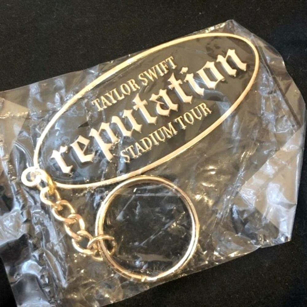 Taylor Swift Stadium Keychain RARE Reputation Tour Keychain NWT SOLD OUT THKX - Picture 2 of 4